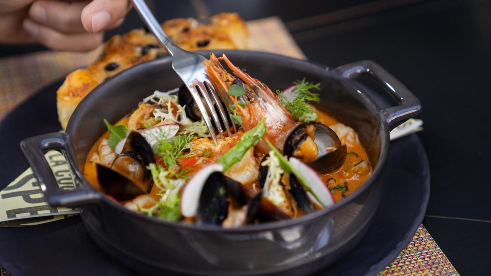 The Abdali Boulevard Hotel Amman Bagian luar foto Thai seafood curry