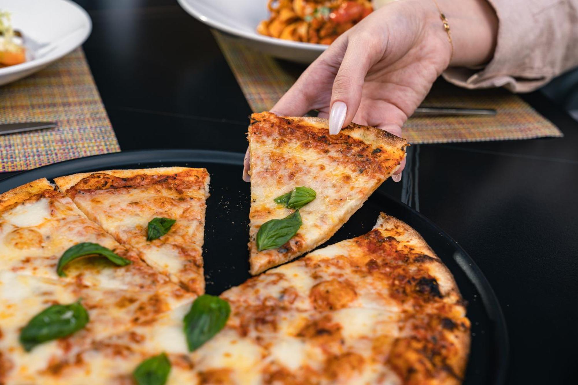 The Abdali Boulevard Hotel Amman Bagian luar foto Pizza