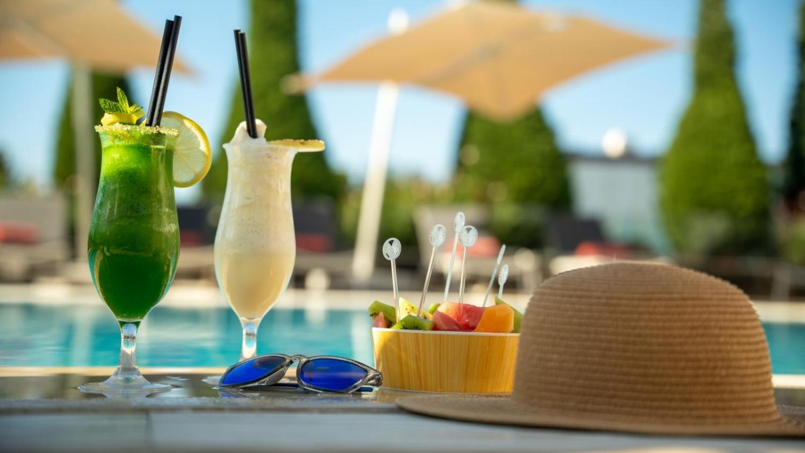 The Abdali Boulevard Hotel Amman Bagian luar foto Poolside at the hotel