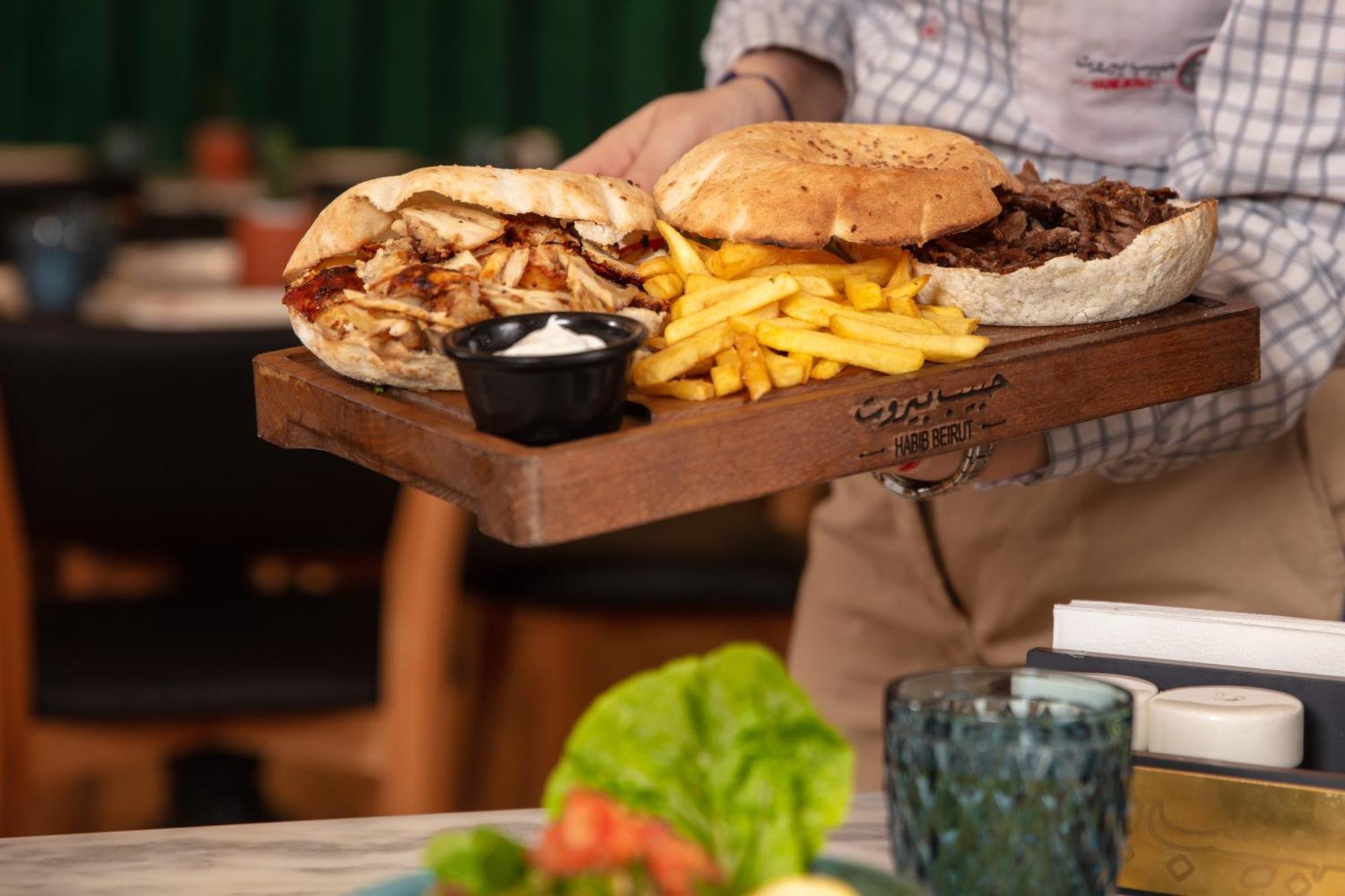 The Abdali Boulevard Hotel Amman Bagian luar foto A shawarma