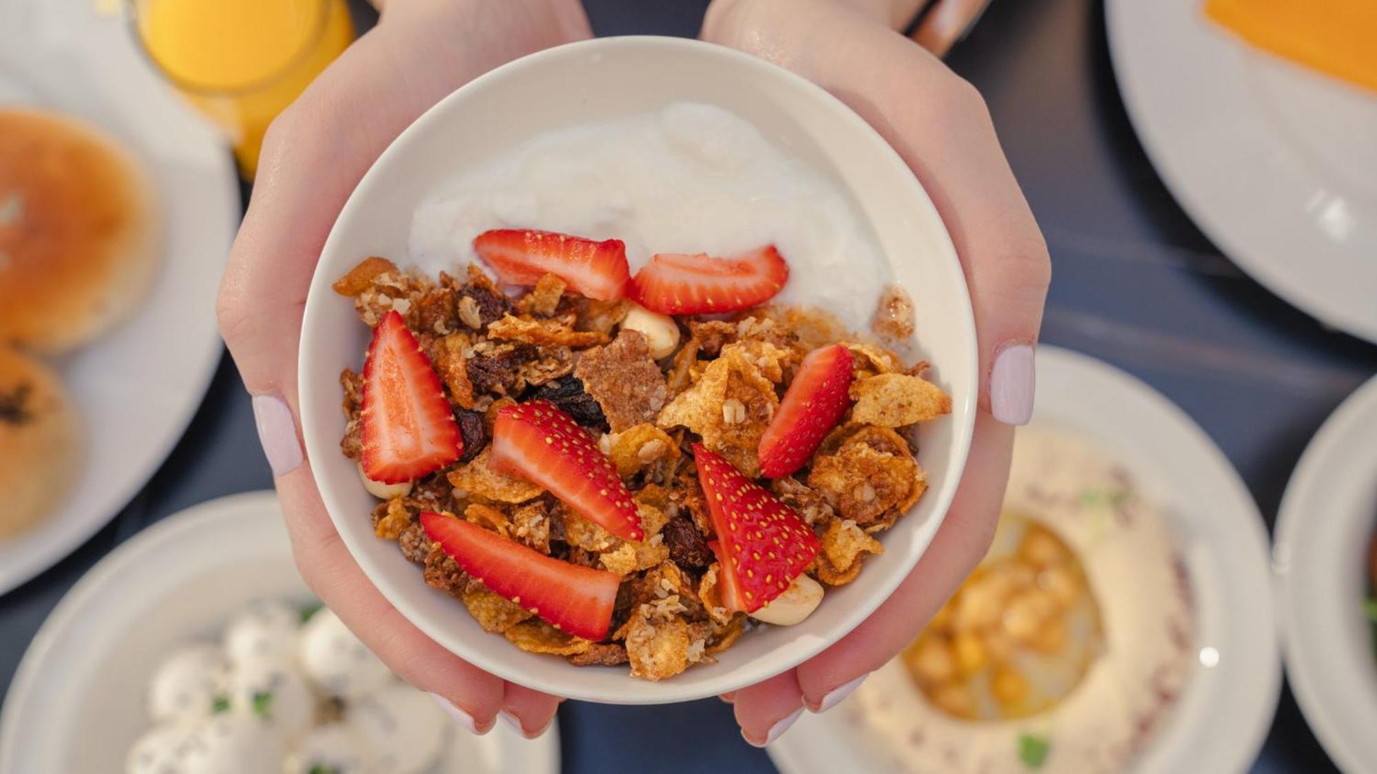 The Abdali Boulevard Hotel Amman Bagian luar foto A bowl of granola with strawberries